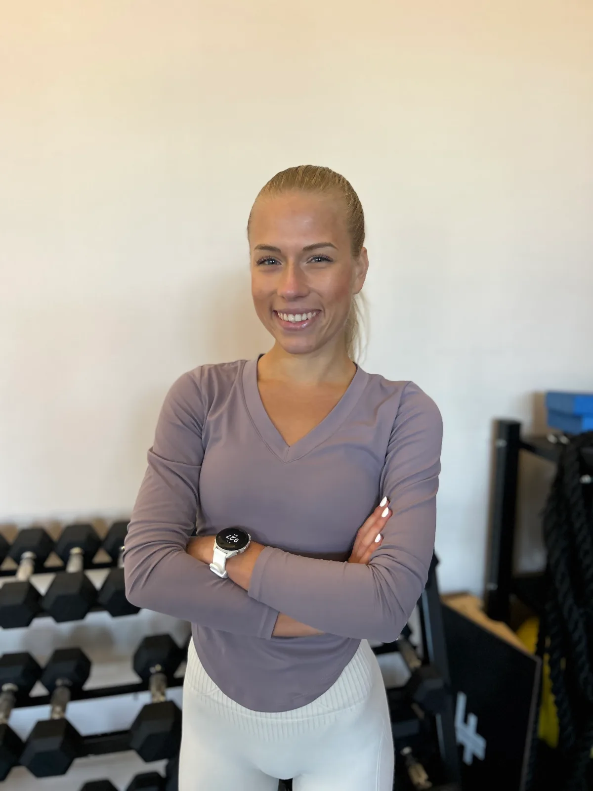 Trénerka fitplus.studio sleduje techniku klientky pri mŕtvom ťahu